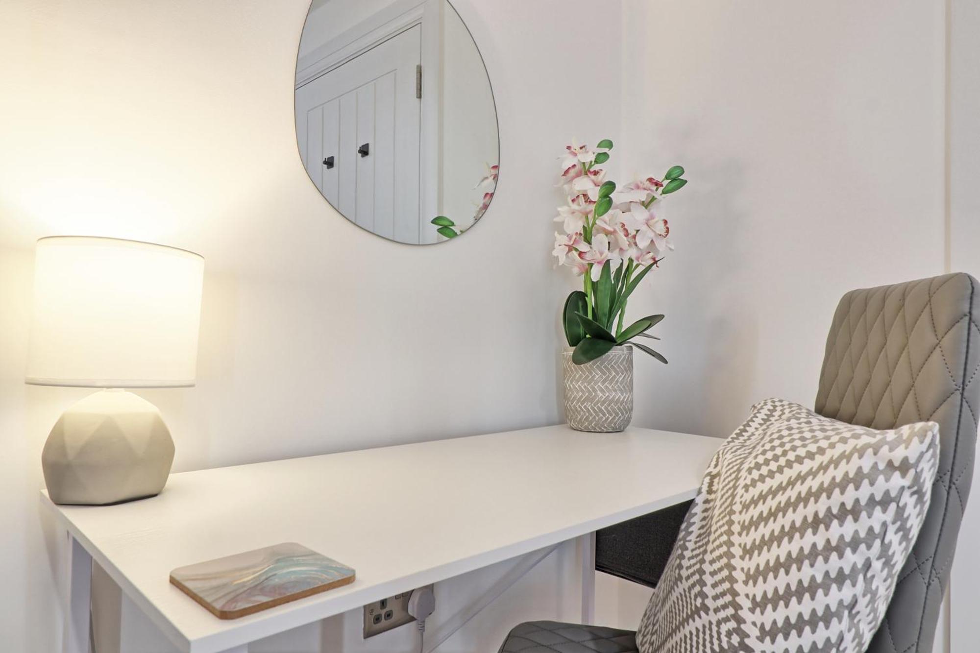 Writtle Massive 4 Bedroom Apartment With Parking In Gorgeous Countryside Location & Short Drive To Chelmsford City Centre Contractors Welcome Экстерьер фото