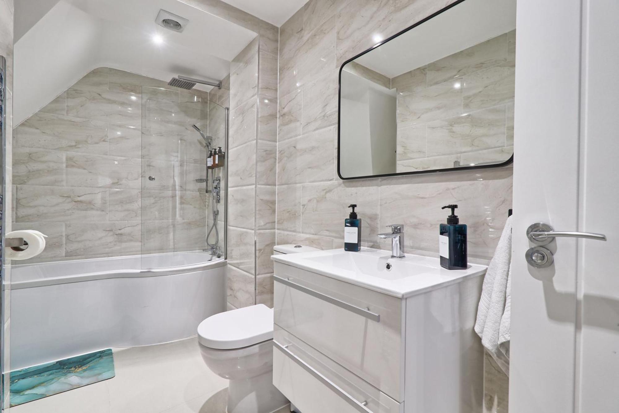 Writtle Massive 4 Bedroom Apartment With Parking In Gorgeous Countryside Location & Short Drive To Chelmsford City Centre Contractors Welcome Экстерьер фото